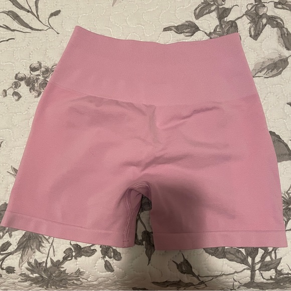Alphalete Amplify Short in Bloom (XS) - Picture 3 of 4